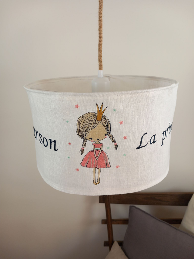 Abat-jour suspension en lin blanc brodé - Luminaire enfant. Diamètre 35 cm. Création artisanale unique