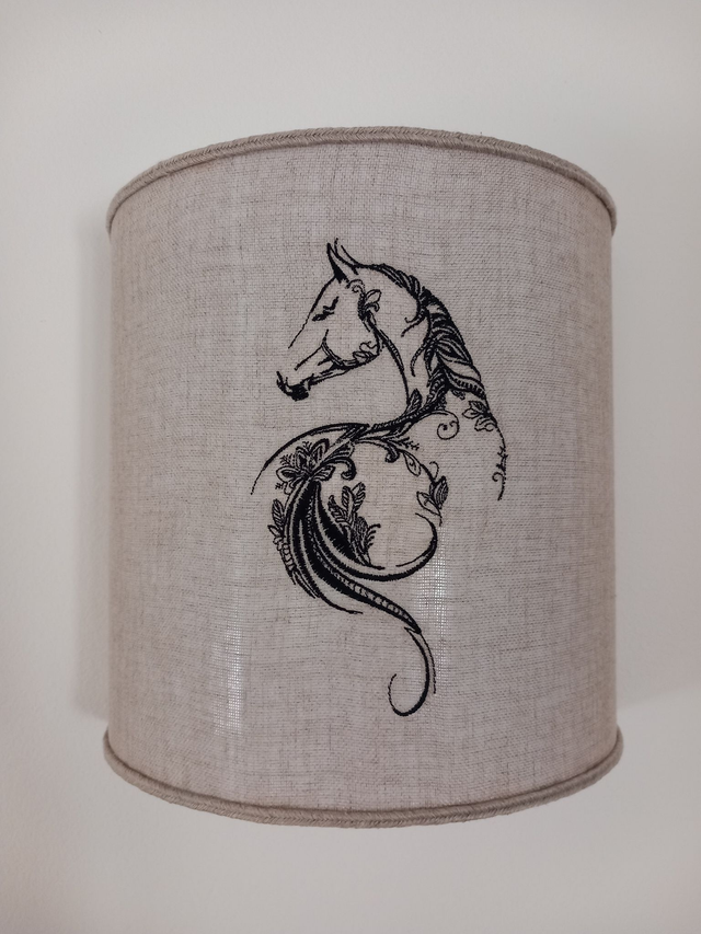 Applique murale lin brodé "Cheval" forme demi cercle , électrifiée.