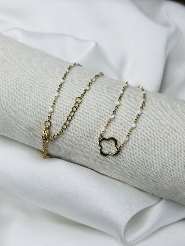 52-Collier fleur perles blanches