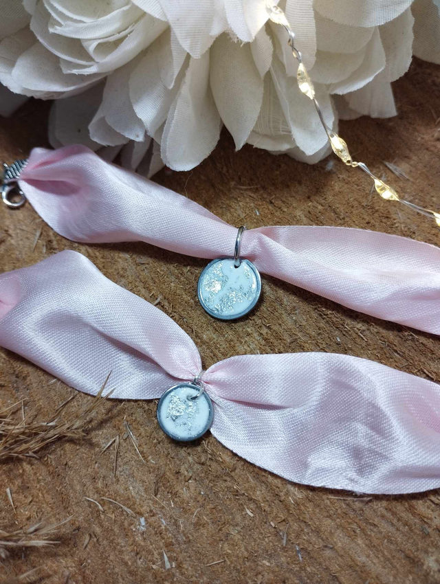 Collection LOVE - Bracelet en satin rose avec médaille artisanale 