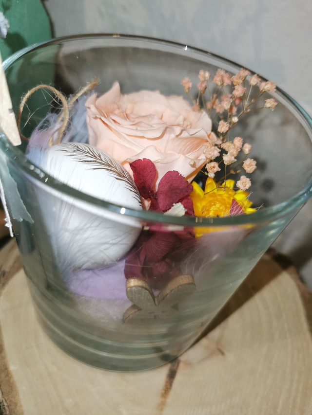 Glas mit Rose und Ei