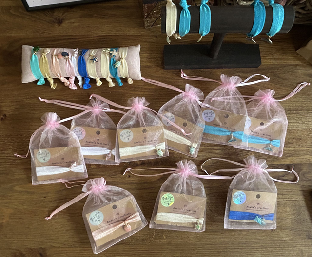 Elastic charmed braclets