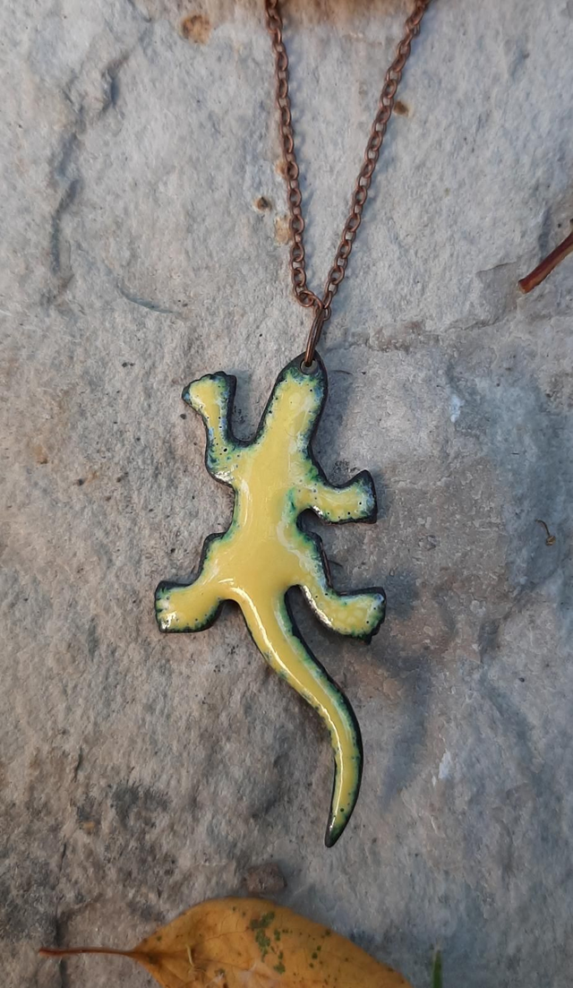 Pendentif lézard jaune