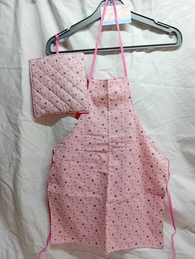 tablier enfant rose avec étoiles et cœurs vendu avec la manique assortie