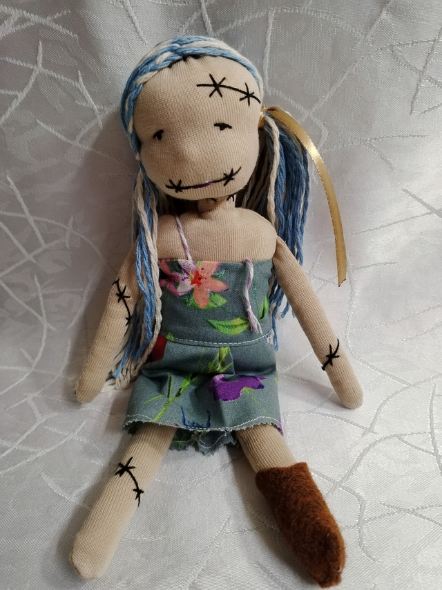 Zombi lány baba (25 cm)