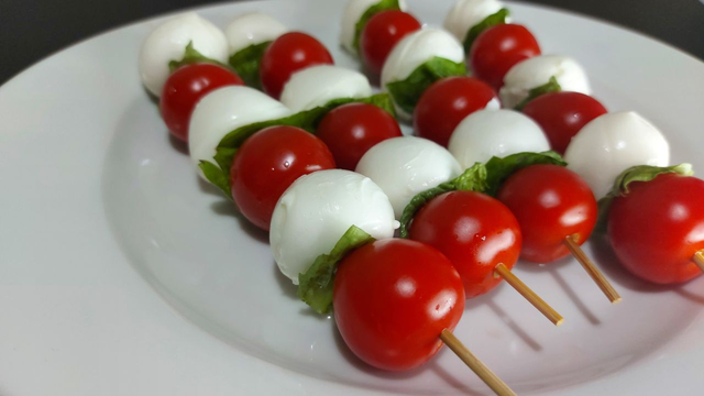 Spiedini Pomodoro e Mozzarella