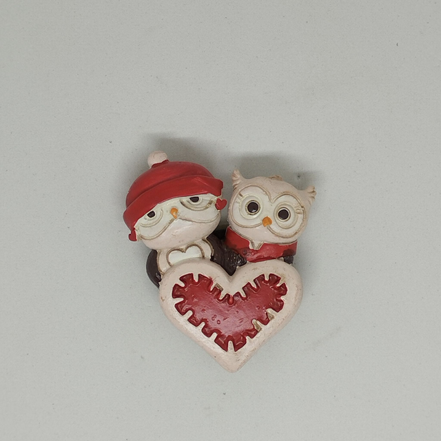 Hiboux couple sur un cœur rouge