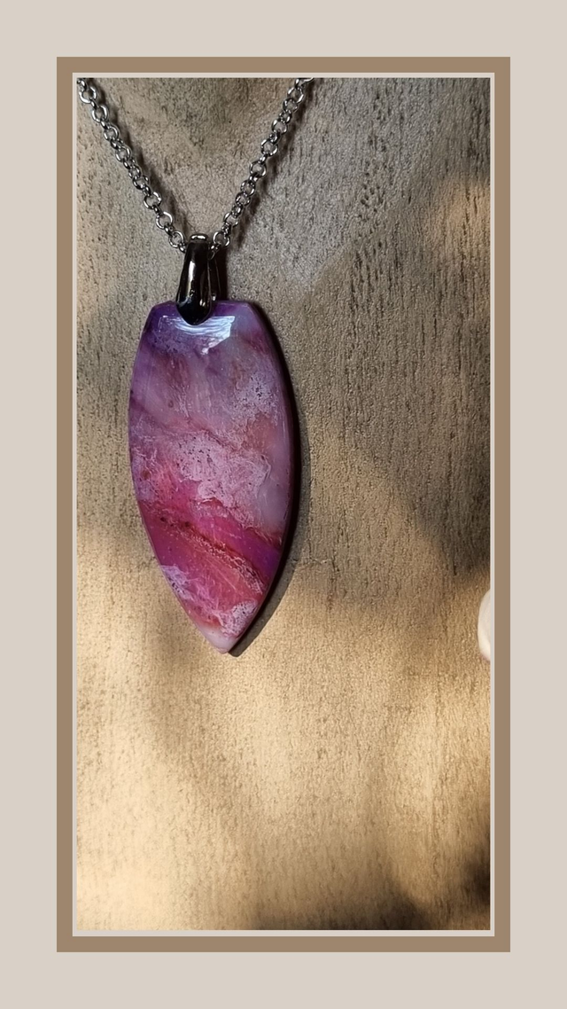 Collier rose poudré longue goutte 