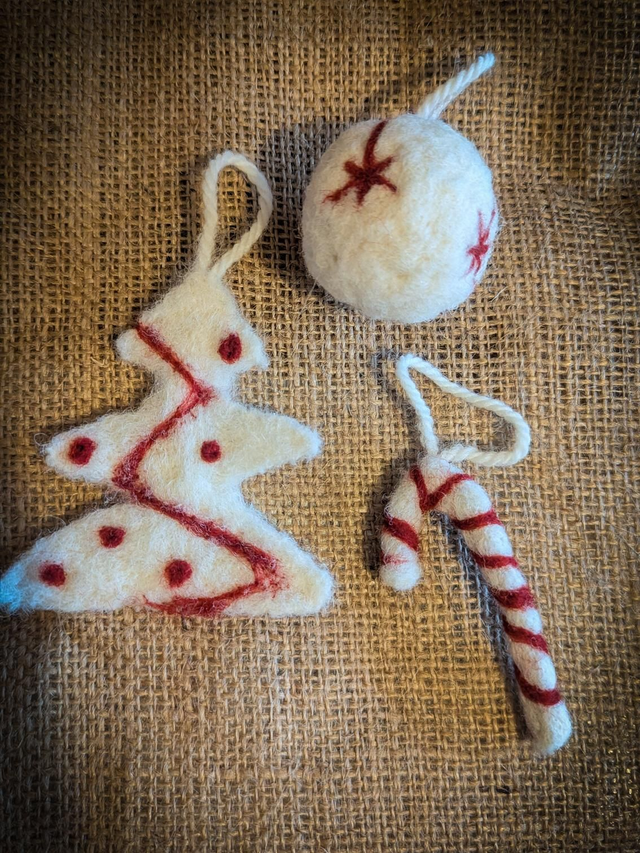 Décoration de Noël suspension artisanale en laine feutrée 