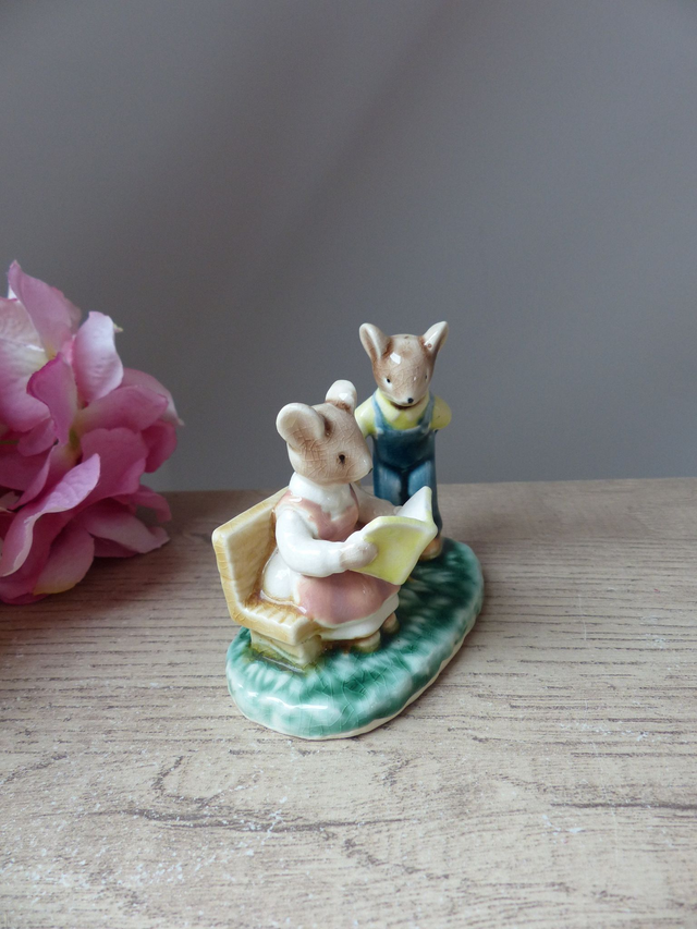 Figurine Vintage Couple de Lapins en Céramique Émaillée – Scène Romantique au Parc – Décoration Cadeau Amoureux – Peinte à la Main – 8 cm