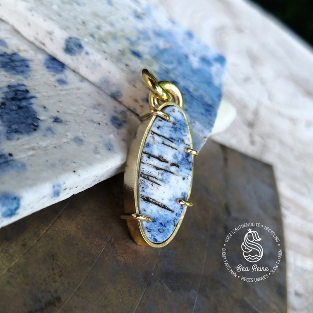 Pendentif en porcelaine bleue et laiton recyclé