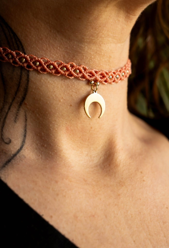 Ras de cou en micro-macramé corail avec pendentif doré lune