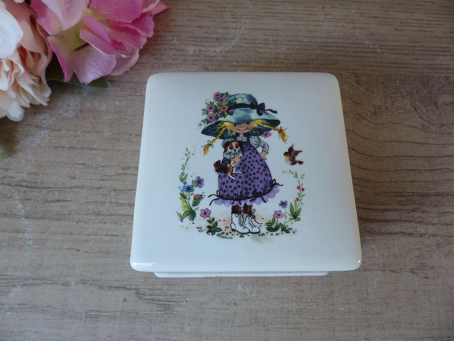 Boîte à bijoux carrée vintage en céramique esprit Sarah Kay – bonbonnière carrée avec fillette espiègle et petit chien – déco chambre enfant