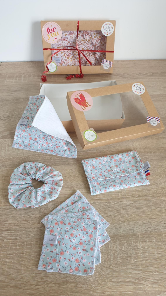 Coffret boîte rectangle 4 cotons + 1 serviette visage + 1 chouchou + 1 pochette imperméable bleu