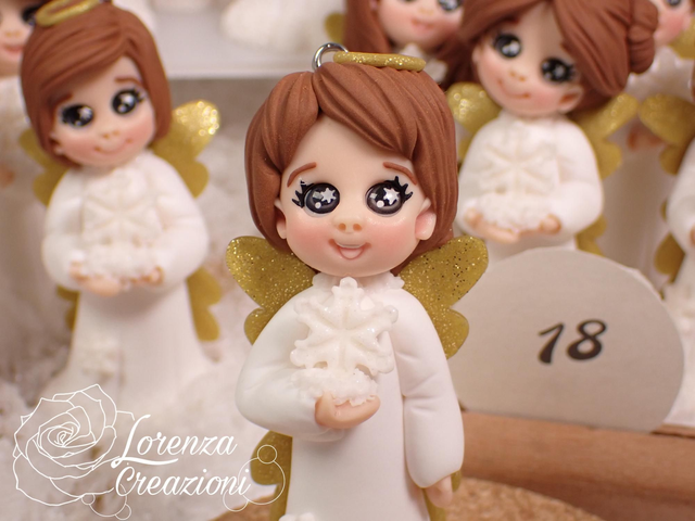 Angioletto del Natale 2025 n°18  con fiocco di neve, modellato e dipinto a mano. Pezzo unico, da collezione, firmato e numerato. Made in Italy, made in Treviso, Lorenza Creazioni.
