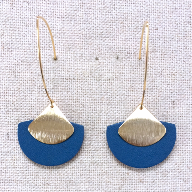 Boucles d’oreilles « Cymbales » dorées, cuir bleu primaire
