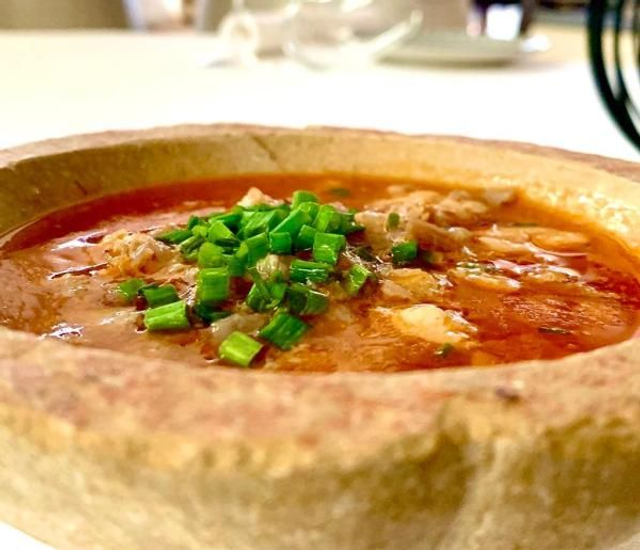 Guiso meloso de oreja, chile chipotle y curry