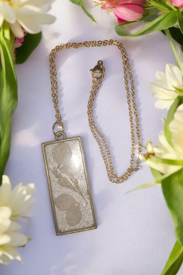 Collier fleurs en résine uv, hypoallergénique fait main 