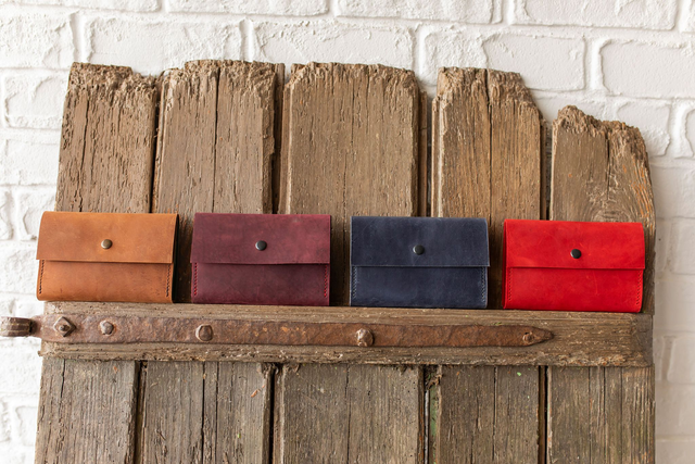 Spalvotos natūralios odos piniginės/delninės moterims