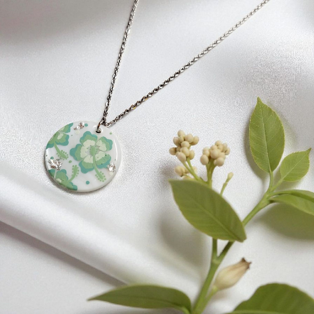 Collier dessiné Flora acier inoxydable vert nacre