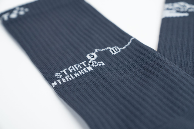 Running Socken anthrazit mit Strecke und Jungfrau-Marathon Logo