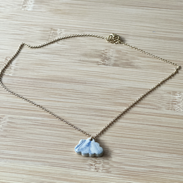 Collier Nuage en Céramique – Fait Main – Chaîne Inoxydable 45+5 cm – Pendentif Unique et Aléatoire – Bijou Poétique fait main en Île-de-France