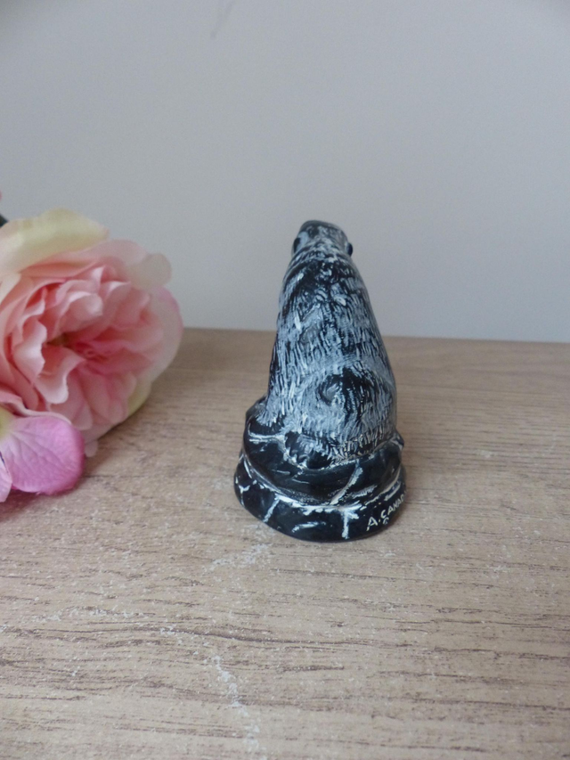 Sculpture ours noir assis sur un rocher The Aardik Collection, Figurine d’ours solitaire vintage fait à la main au Canada