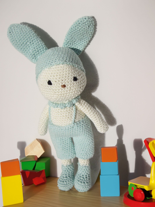 Doudou lapin bleu.