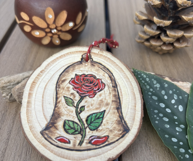 Boule de Noël en bois Rose sous cloche 