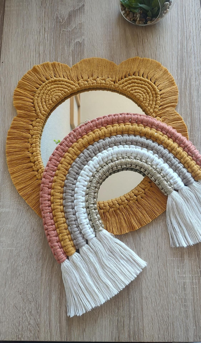 Miroir ourson moutarde &amp; Arc-en-ciel &quot;Kota&quot; - Déco bohème macramé Fait main - Chambre enfant