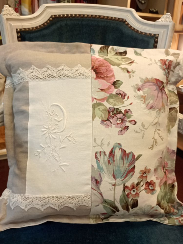 Housse de coussin superbe monogramme P dentelle lin tissu fleuri vintage linge ancien