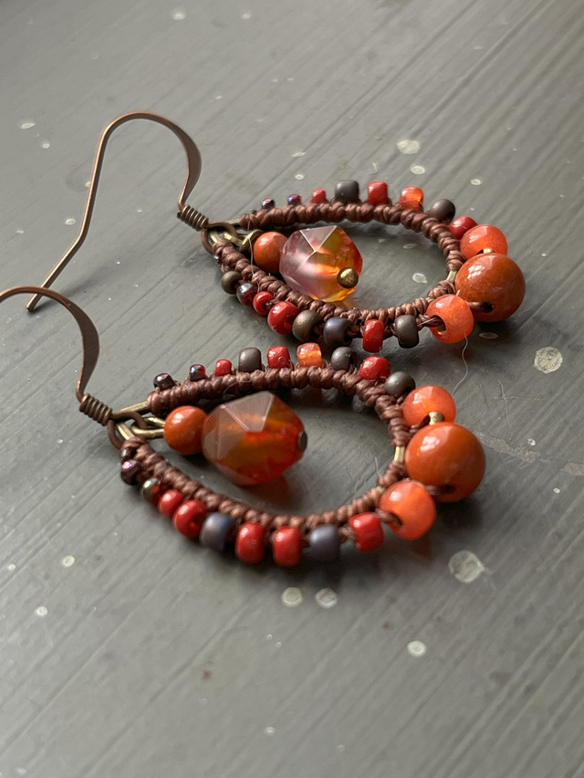 Boucles d&#039;oreille en macramé et perles bordeaux et orange foncé