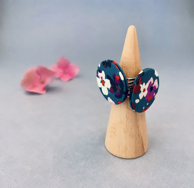 Bague réglable avec cercle de carton tapissé de tissu, collection "anémones", fond bleu et motifs fleuris rose, rouge, blanc.  