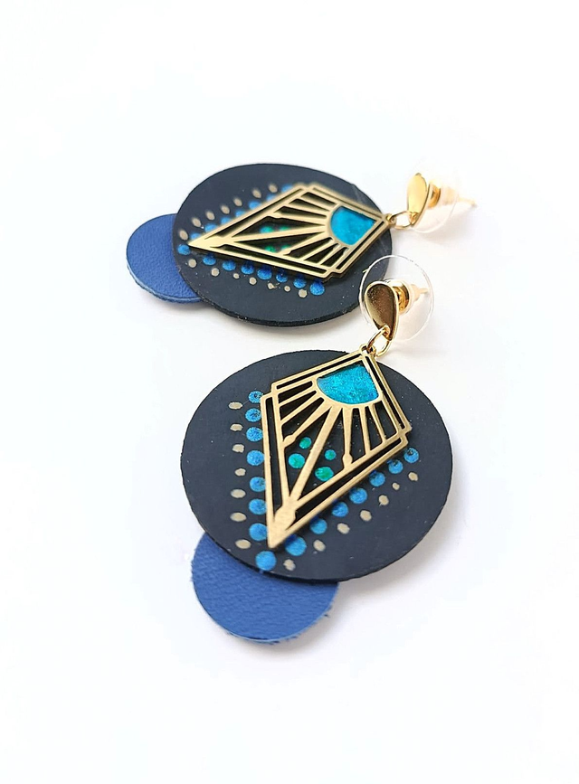  Prêtresse de la Tèrra Nòira - Chambre à air de tracteur Peinte et Résinée - Flèche Sacrée