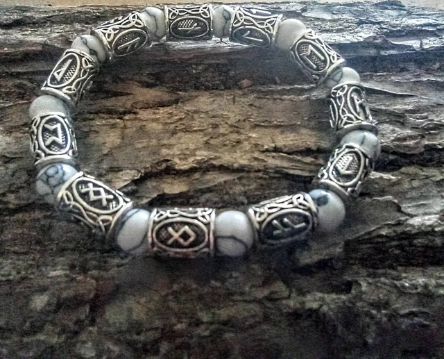 BRACELET PERLES PIERRES ET RUNES