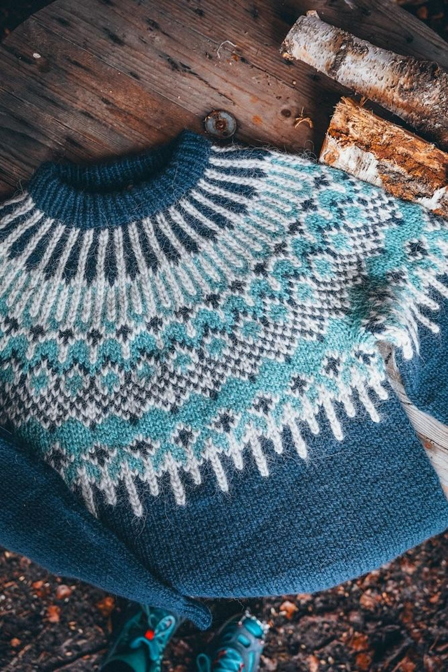 Føyka Polar Sweater Kit - Col 04 (Dark Blue Grey Troll and Álafosslopi) - Wool &amp; Pattern - Linka Neumann