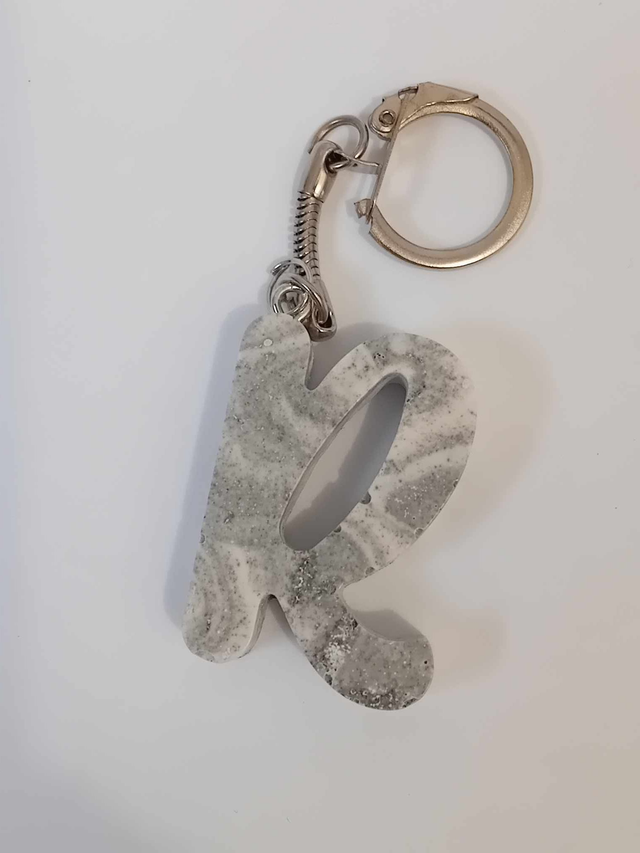 Porte clef lettre R en jesmonite 