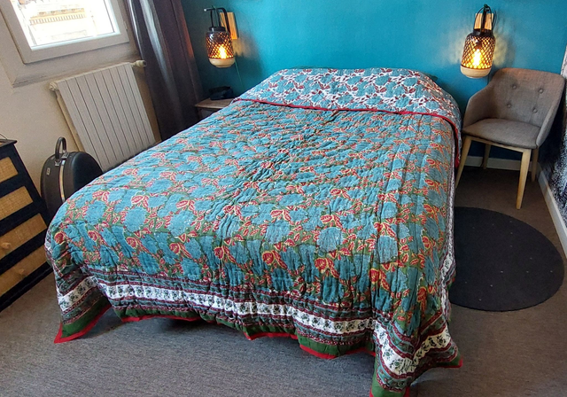 Édredon fait main en coton imprimé bloc - Couvre-lit florale réversible pour lit double - Bleu, vert, rouge