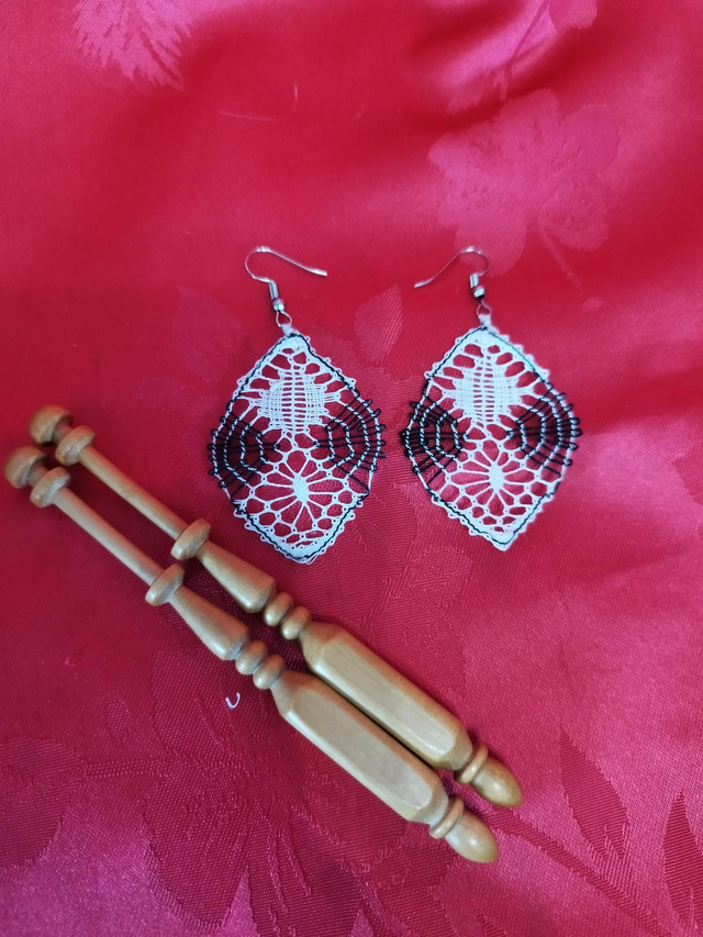 Boucles d&#039;oreilles blanche et noire ovale 