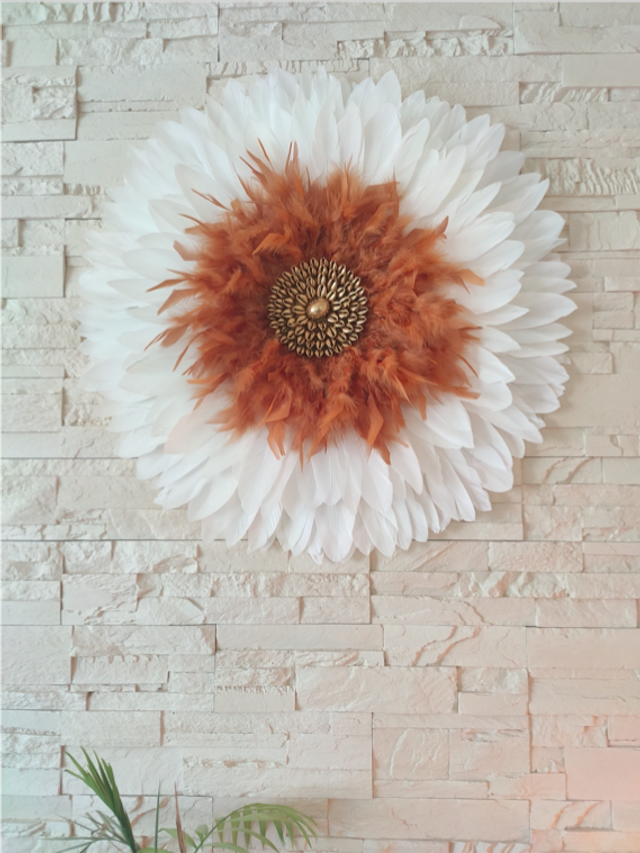 Jujuhat plumes blanches oranges et coeur en coquillages dorés