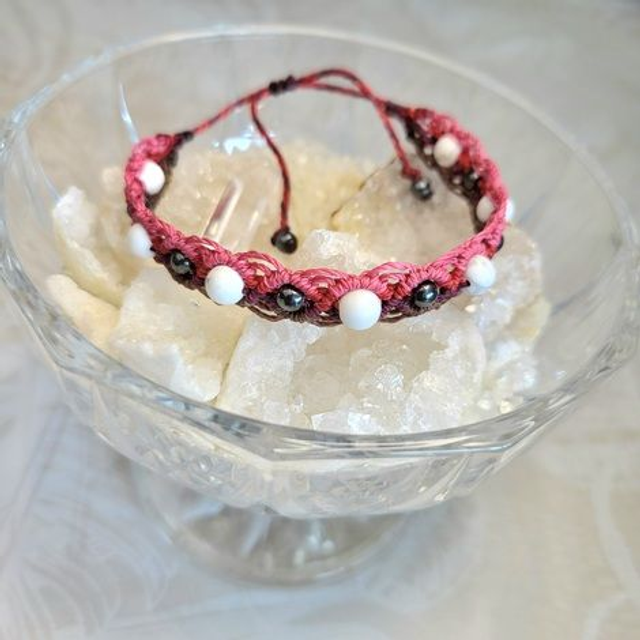 Kit Bracelet ajouré howlite (micro-macramé fils rouges et marron, howlite pierre naturelle)