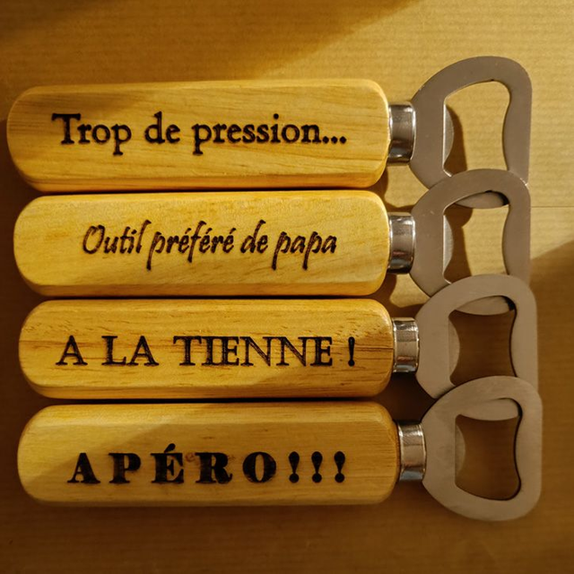 Décapsuleur en bois gravé