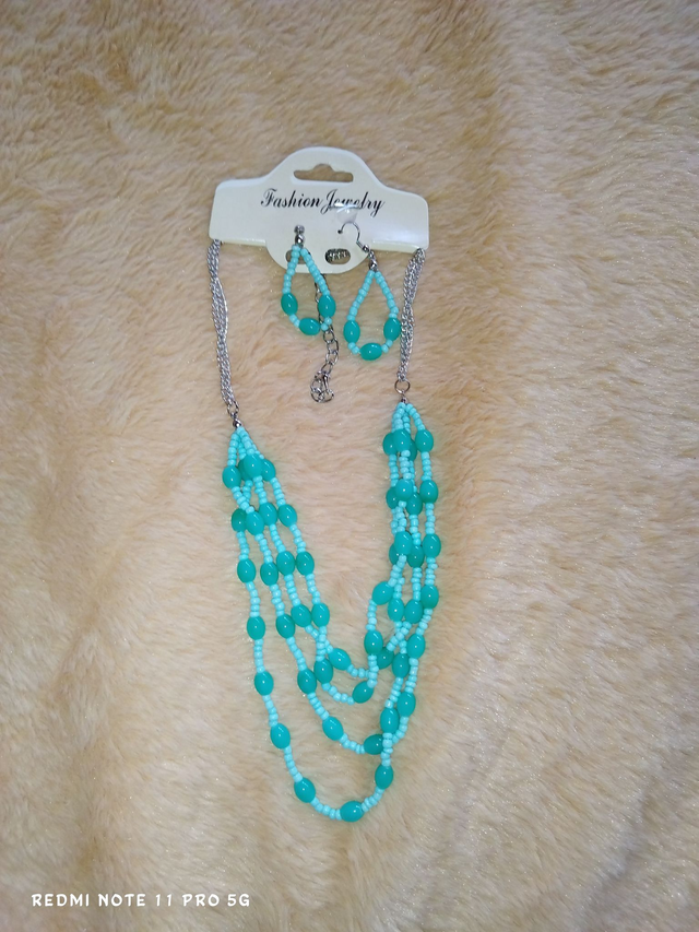 Parure perles turquoise – Collier multi-rangs &amp; boucles assorties