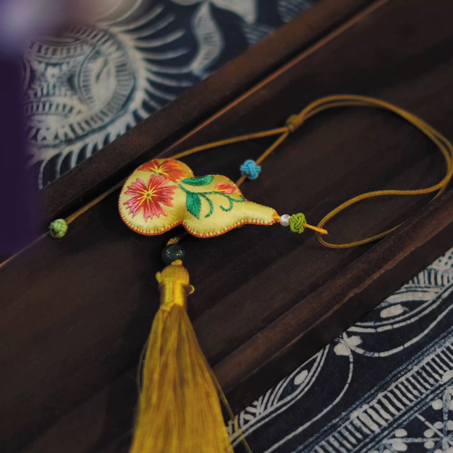 Petit gourde brodée