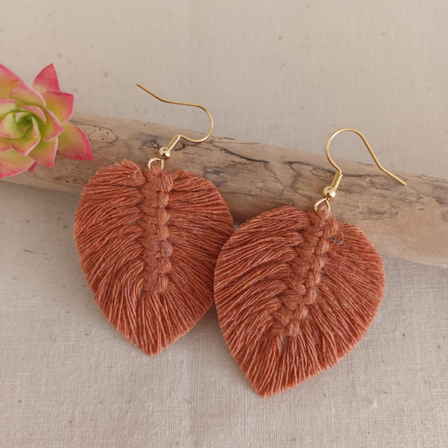 Boucle d'oreille feuille macramé dorée