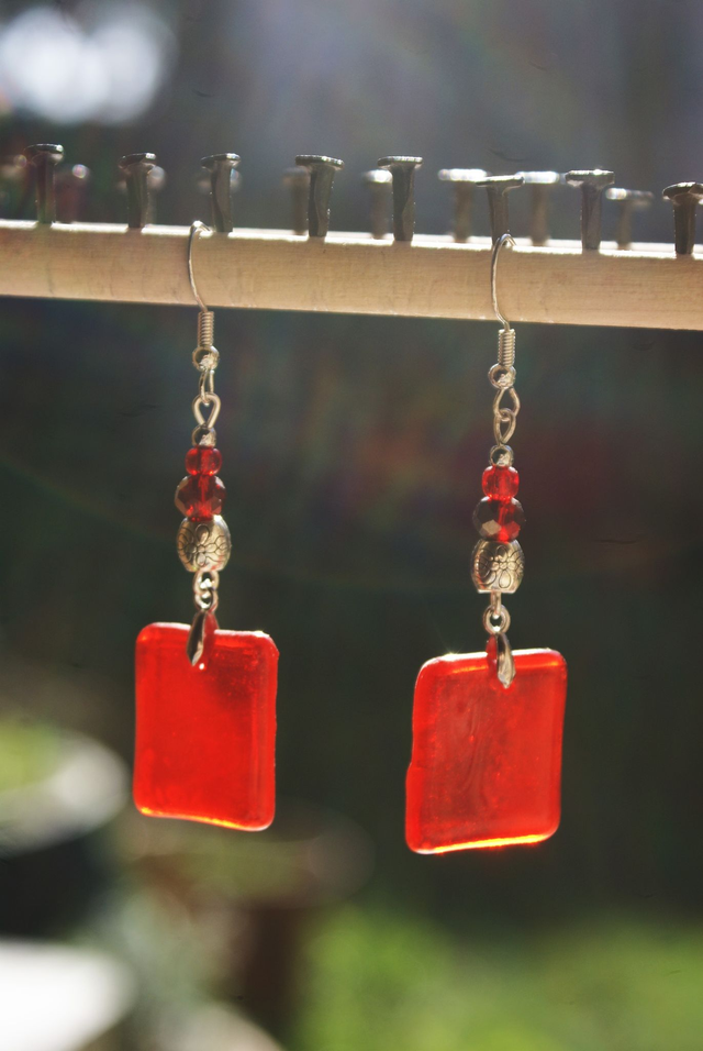 Boucles d'oreilles rouge écarlate en verre transparent. Numéro 3