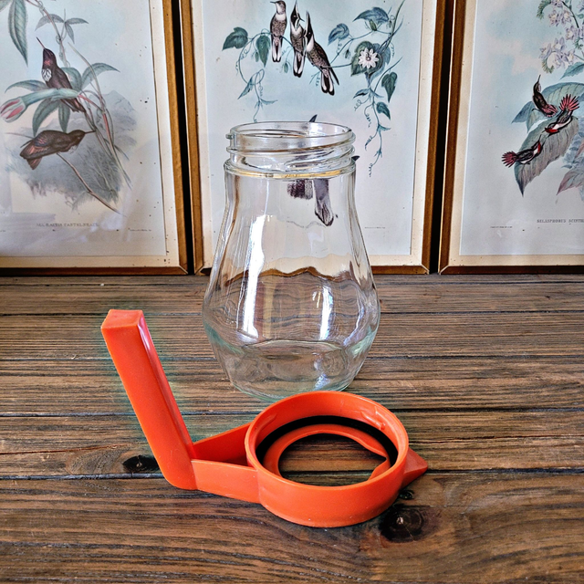Pichet vintage en verre Duralex, couvercle plastique orange