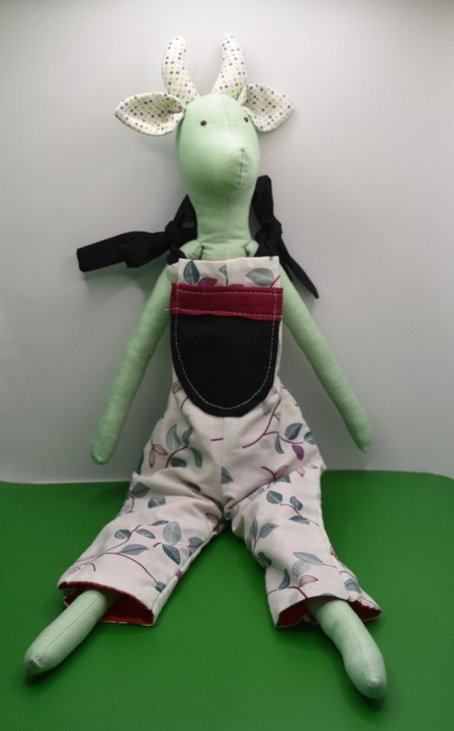 Kuh Puppe Linda mit Latzhose