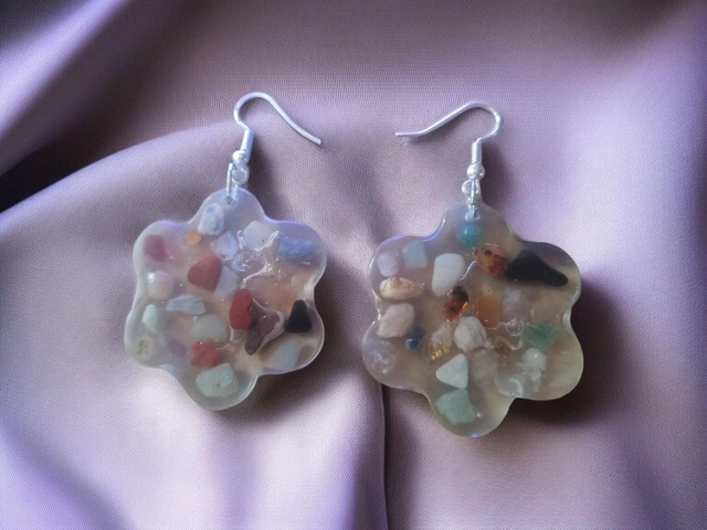 Boucles d'oreilles artisanales en résine uv, hypoallergénique fait main en France 