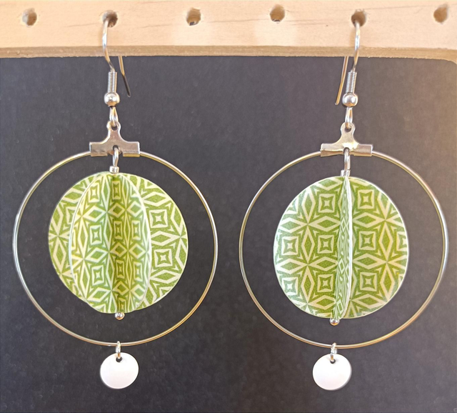 Grande perle cerlcée et breloque émaillée blanche